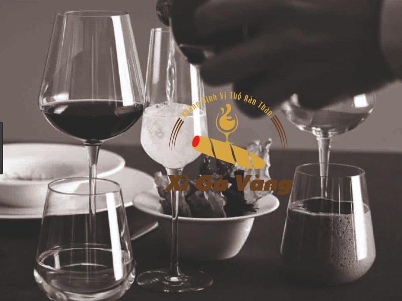 Bầu ly vang đỏ lớn hơn, tròn hơn, miệng ly rộng hơn so với ly rượu vang trắng